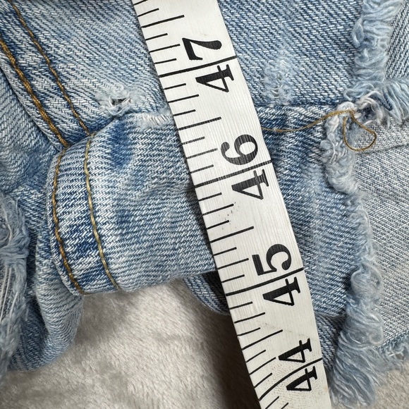 Vintage Levi’s Boyfriend 100% Cotton Worn In Light Blue Denim Shorts Size 5 - Picture 10 of 16